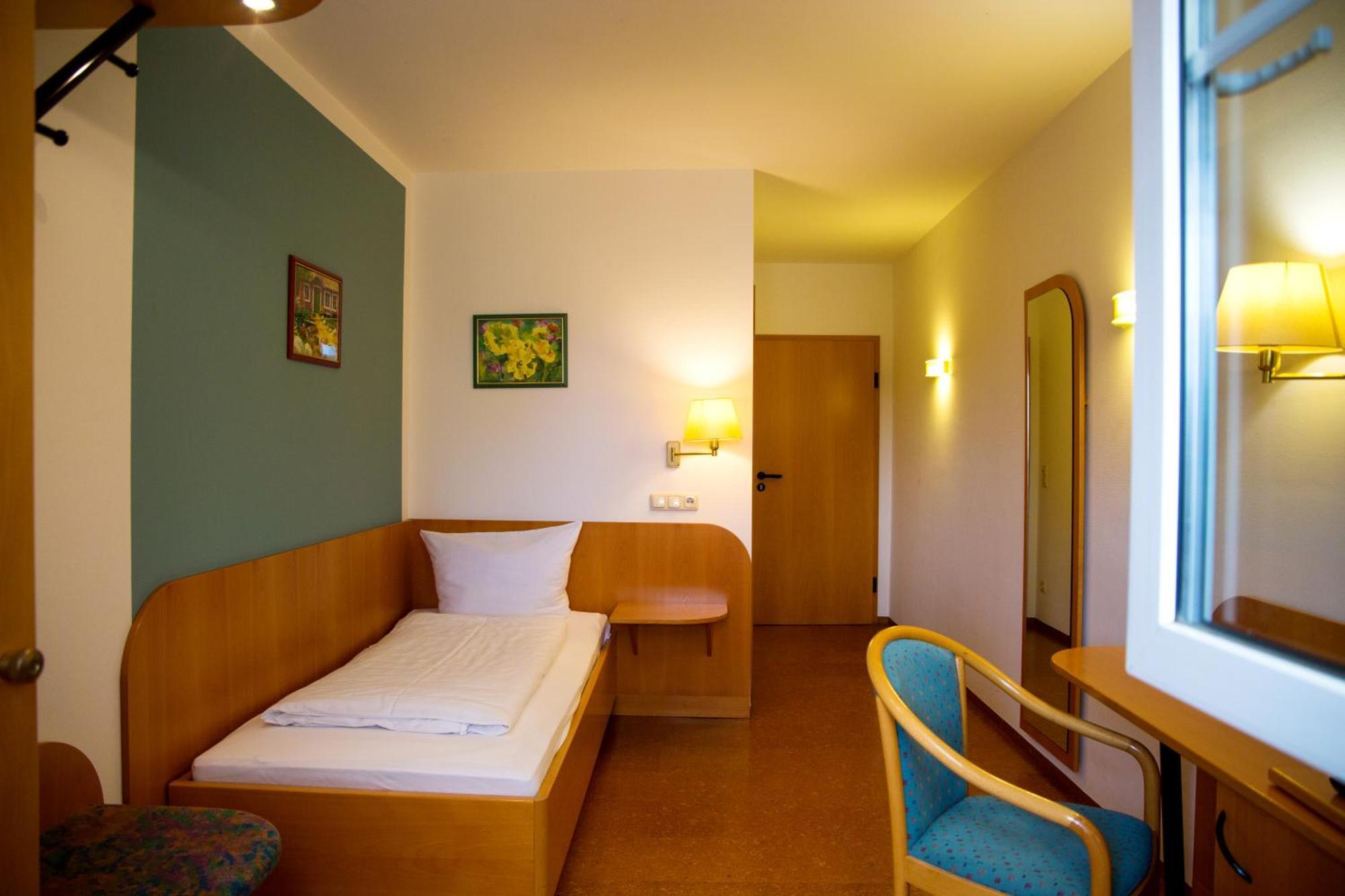 Hotel Zur Linde Gaedheim Екстер'єр фото