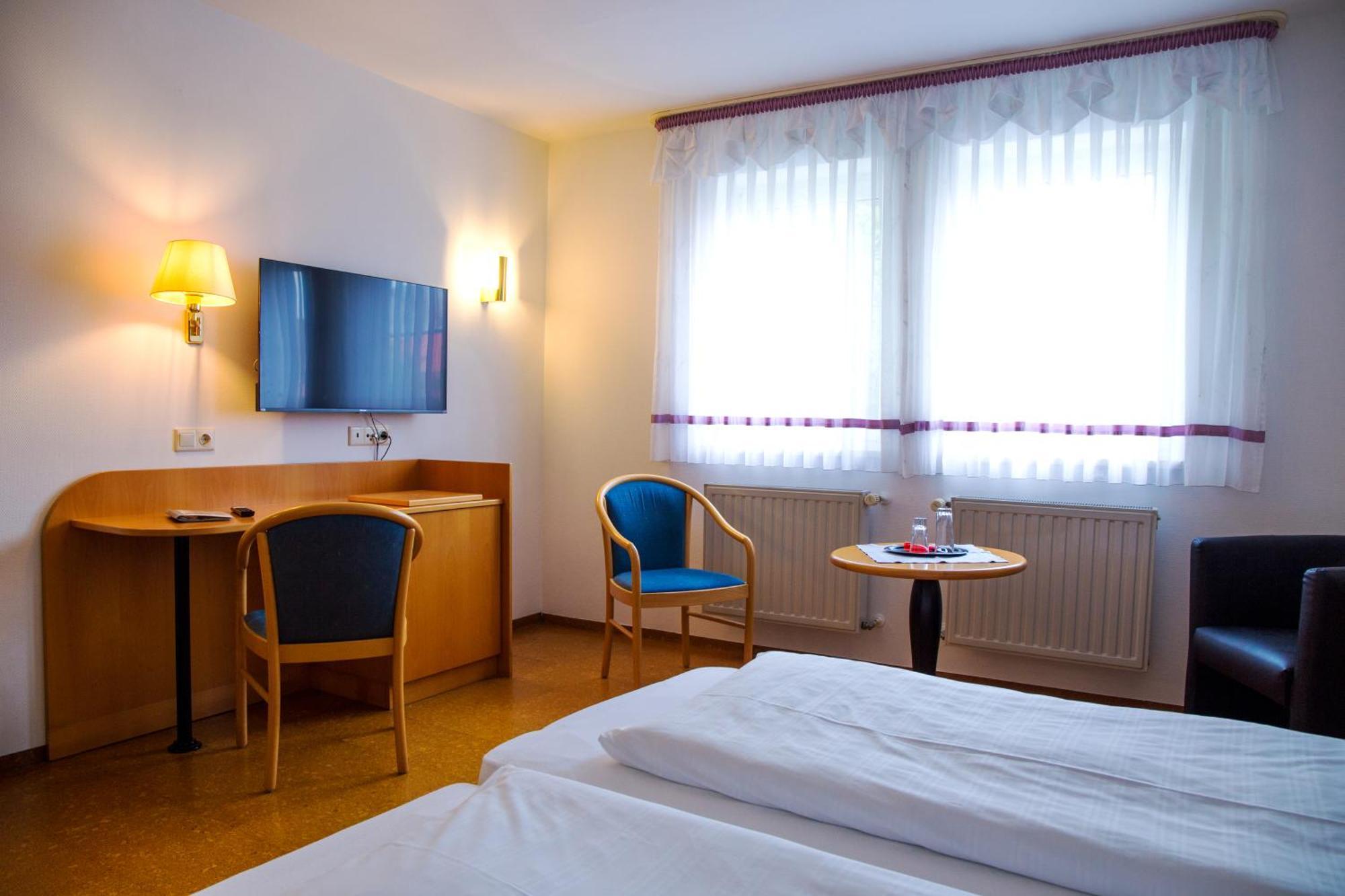 Hotel Zur Linde Gaedheim Екстер'єр фото